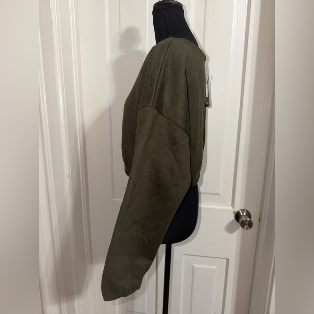 NWT size large sweater, crop top Olive Crop Top shirt sweater, running - Picture 4 of 5